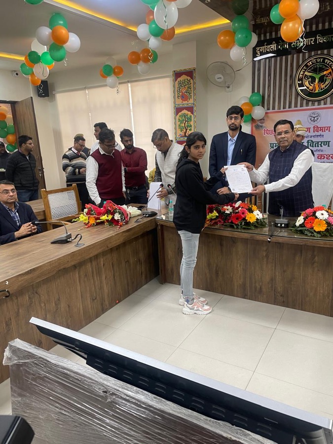 Student receiving NIELIT certificate under OBC scheme